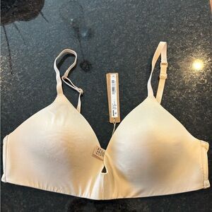 Skims wireless Form T-shirt bra NWT size 36B